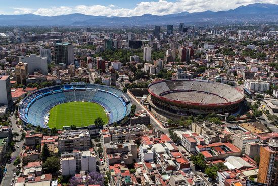 An aerial view von Mexico City's Azul Bowl (left), home to one a that city's professional soccer (soccer) teams, and Plaza México (right), the world's largest bullring.